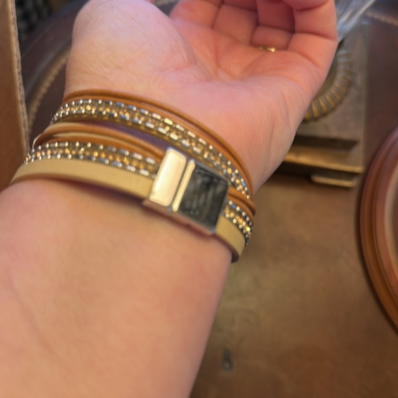 QUADRUPLE MAGNETIC WRAP BRACELET tan and brown with a feather in silver metal - Picture 2 of 5